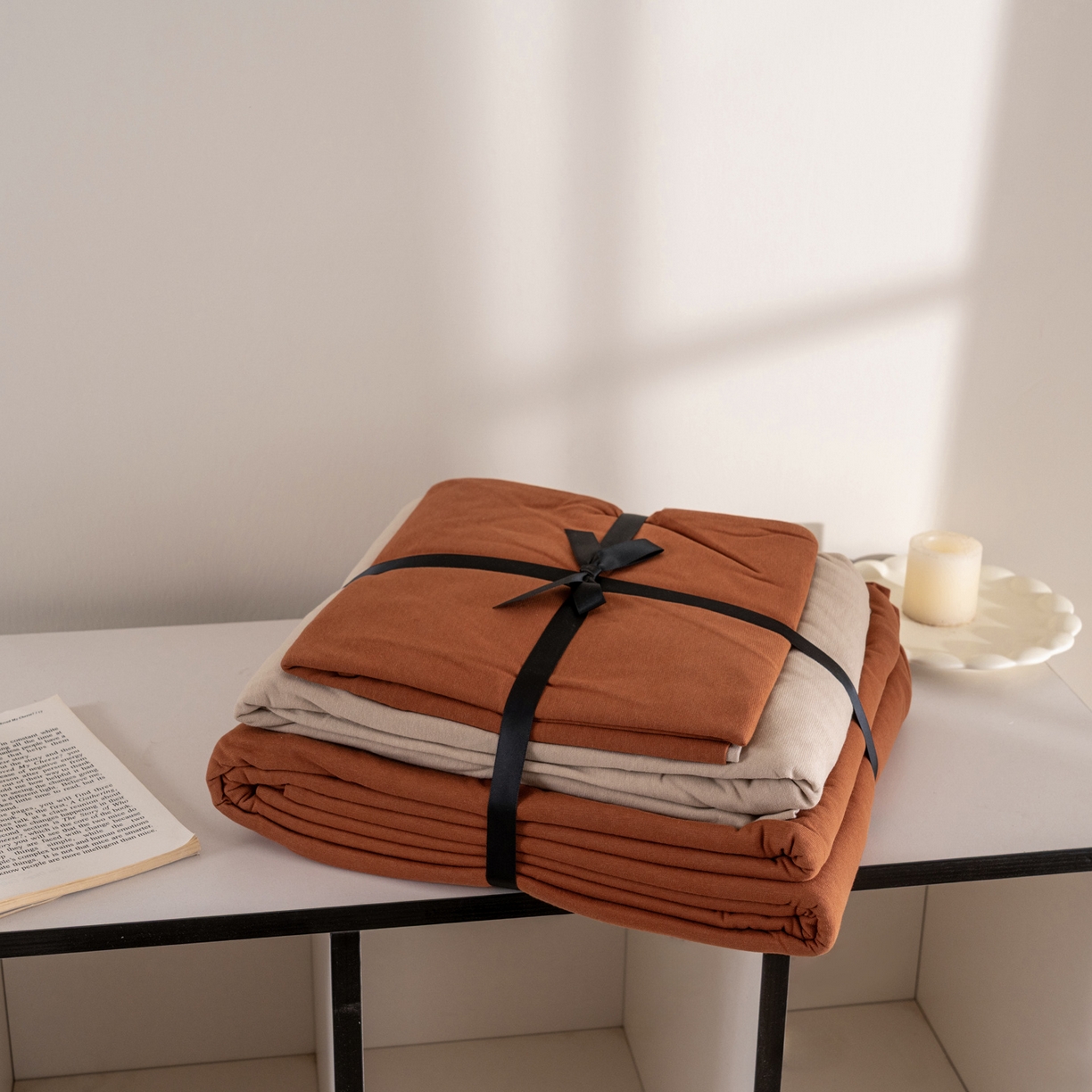 91家纺网 家纺一手货源 找家纺 梦可莱家居 2026春夏新品全棉针织棉纯色双拼简约百搭时尚系列四件套 双拼-焦糖