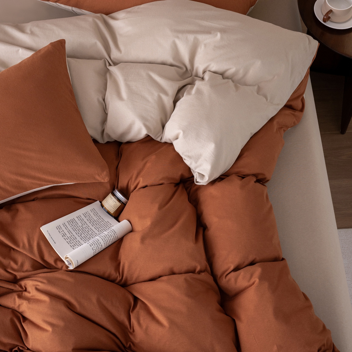 91家纺网 家纺一手货源 找家纺 梦可莱家居 2026春夏新品全棉针织棉纯色双拼简约百搭时尚系列四件套 双拼-焦糖