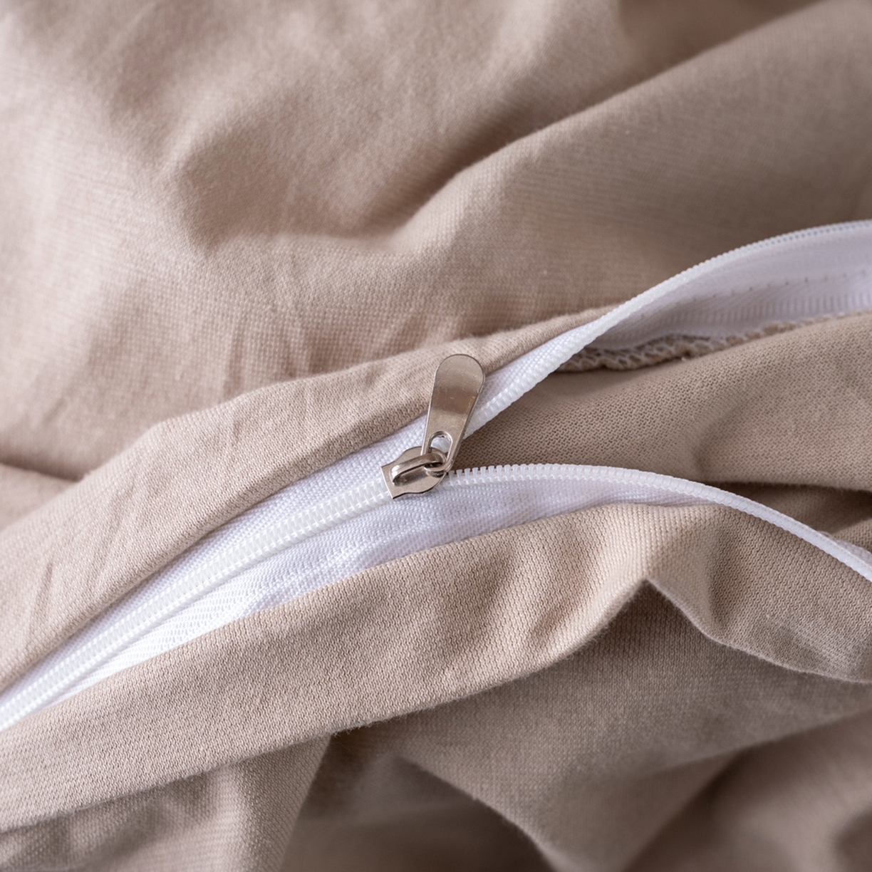 91家纺网 家纺一手货源 找家纺 梦可莱家居 2026春夏新品全棉针织棉纯色双拼简约百搭时尚系列四件套 奶茶