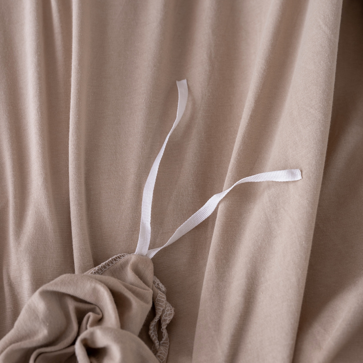 91家纺网 家纺一手货源 找家纺 梦可莱家居 2026春夏新品全棉针织棉纯色双拼简约百搭时尚系列四件套 奶茶