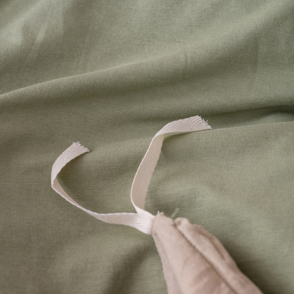 91家纺网 家纺一手货源 找家纺 梦可莱家居 2026春夏新品全棉针织棉纯色双拼简约百搭时尚系列四件套 双拼-豆绿