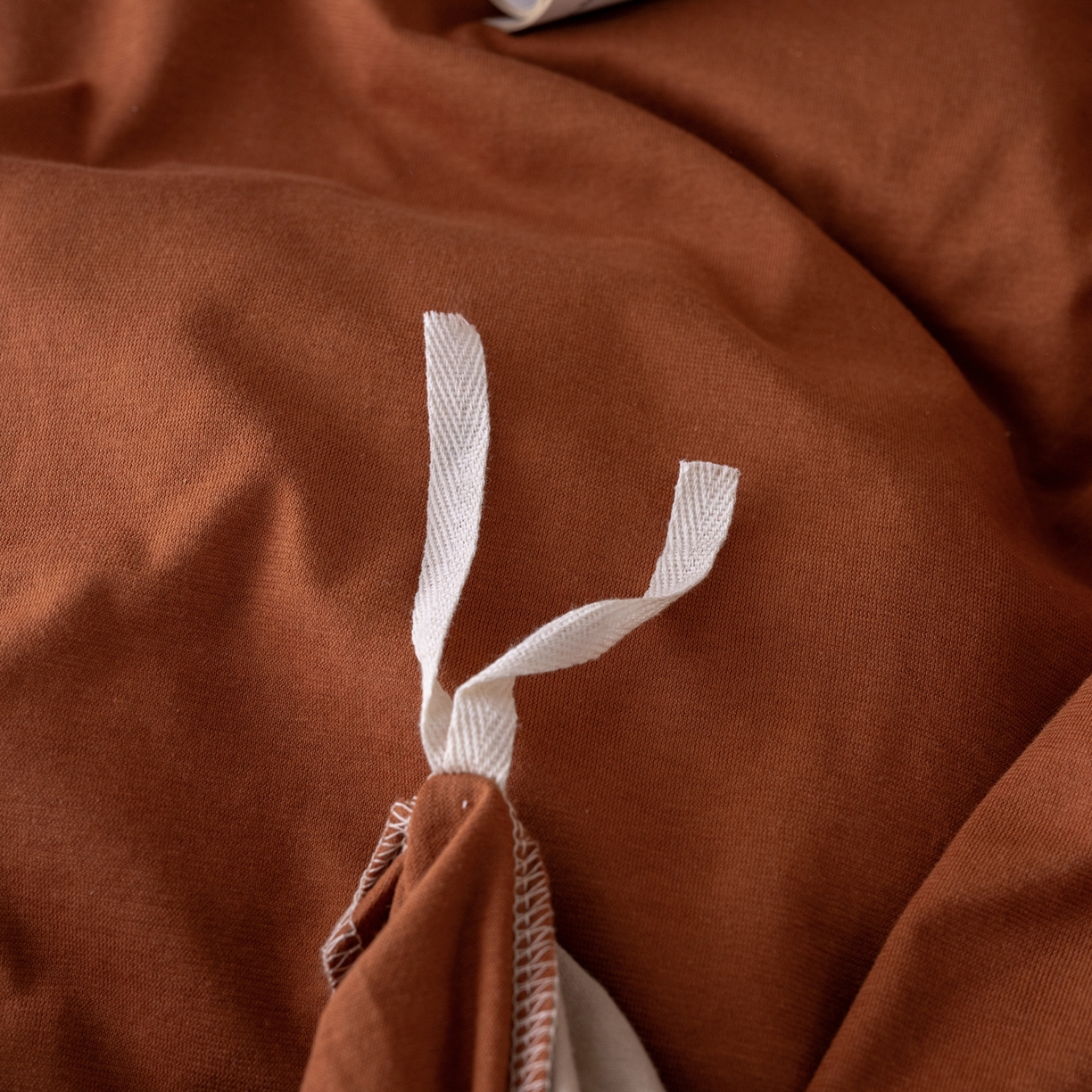 91家纺网 家纺一手货源 找家纺 梦可莱家居 2026春夏新品全棉针织棉纯色双拼简约百搭时尚系列四件套 双拼-焦糖