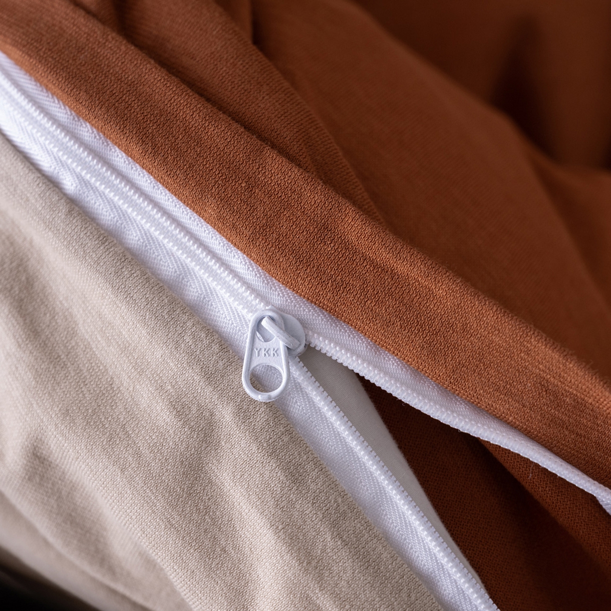 91家纺网 家纺一手货源 找家纺 梦可莱家居 2026春夏新品全棉针织棉纯色双拼简约百搭时尚系列四件套 双拼-焦糖