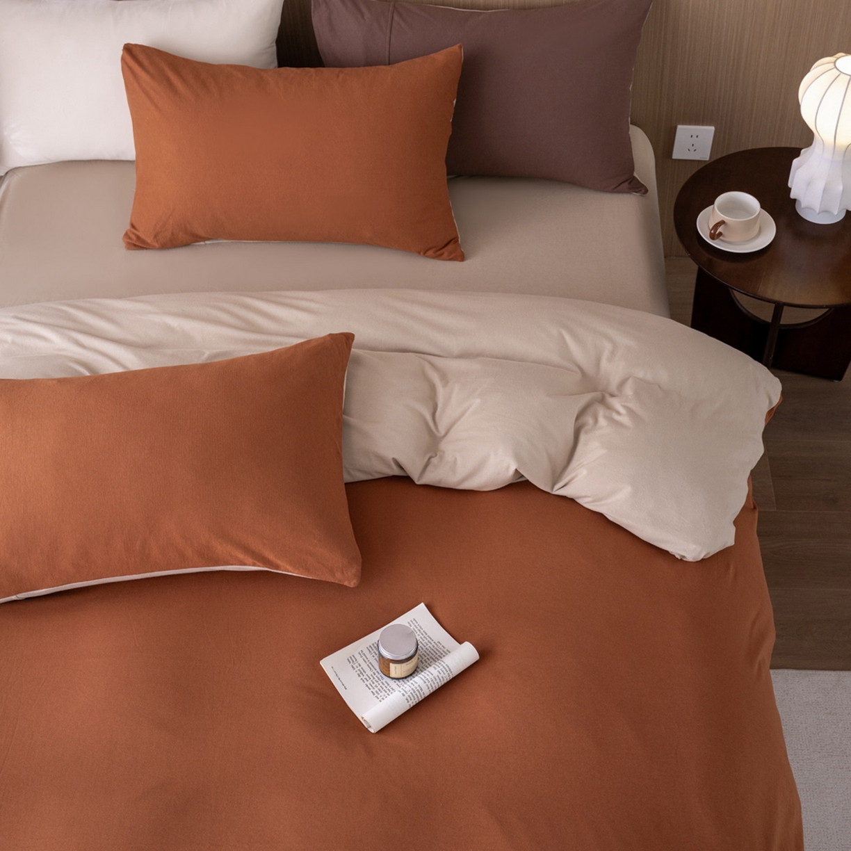 91家纺网 家纺一手货源 找家纺 梦可莱家居 2026春夏新品全棉针织棉纯色双拼简约百搭时尚系列四件套 双拼-焦糖