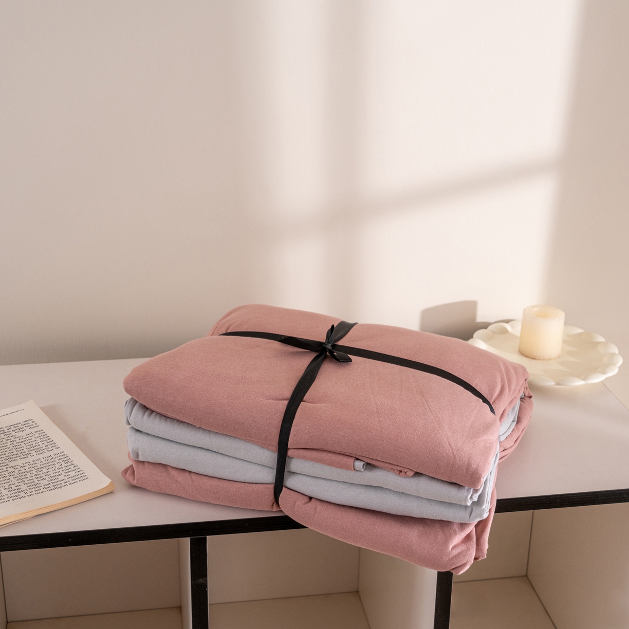 91家纺网 家纺一手货源 找家纺 梦可莱家居 2026春夏新品全棉针织棉纯色双拼简约百搭时尚系列四件套 双拼-豆沙