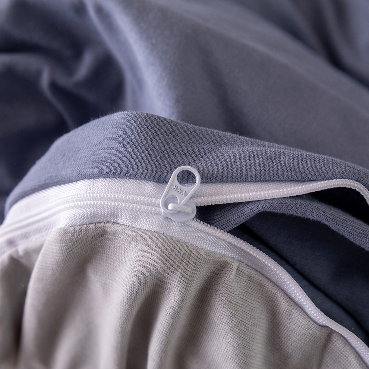 91家纺网 家纺一手货源 找家纺 梦可莱家居 2026春夏新品全棉针织棉纯色双拼简约百搭时尚系列四件套 双拼-蓝灰