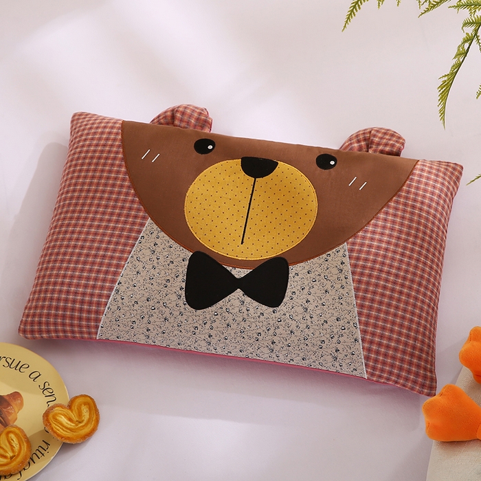 91家纺网 家纺一手货源 找家纺 蔻眠 萌熊-全棉刺绣卡通荞麦护颈枕头儿童学生荞麦枕芯 萌熊-红格