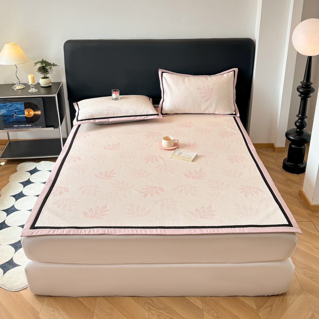 91家纺网 家纺一手货源 找家纺 雅居纺家纺 2026新款A类加厚三明治底黑边PE凉感席 枫叶-粉