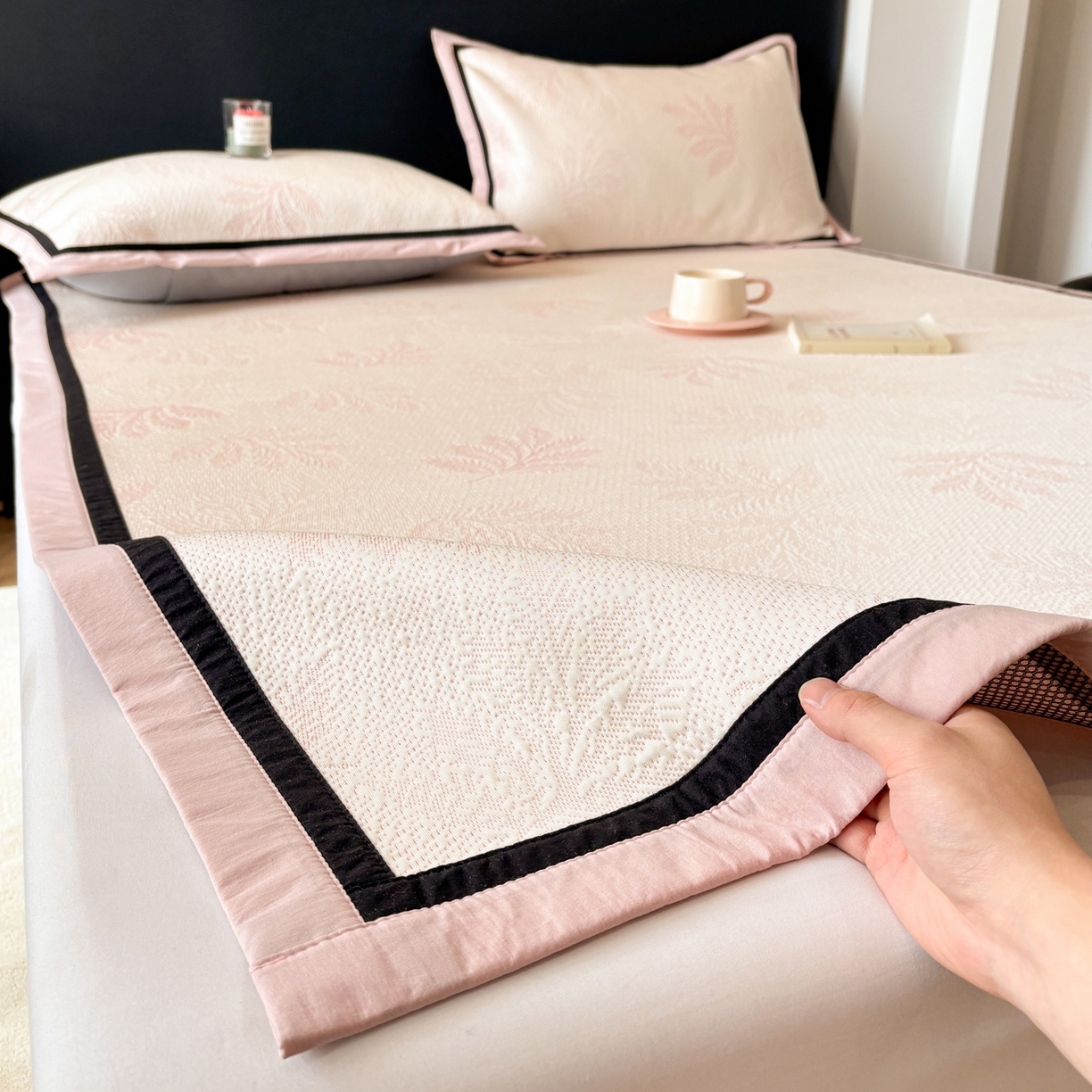 91家纺网 家纺一手货源 找家纺 雅居纺家纺 2026新款A类加厚三明治底黑边PE凉感席 枫叶-粉