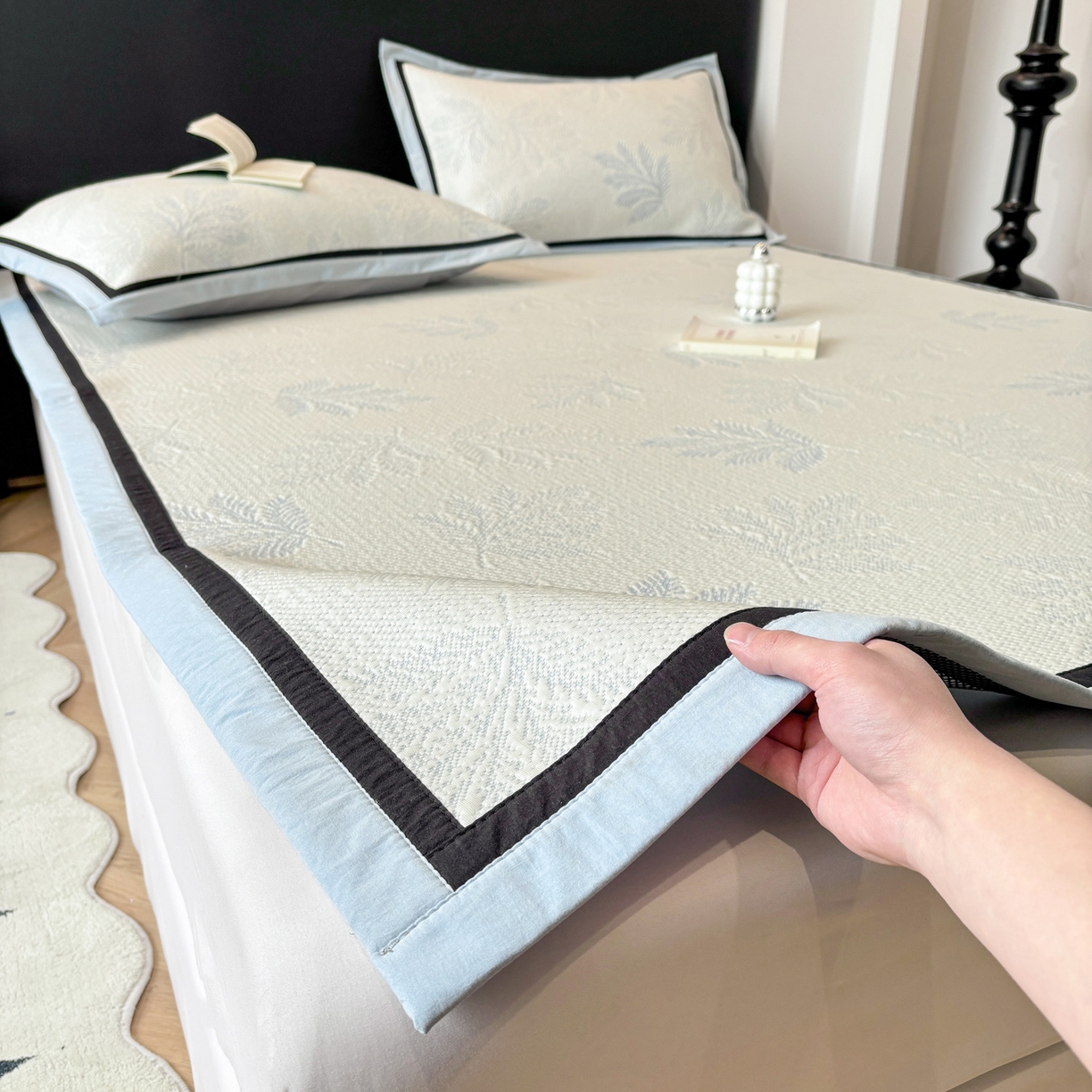 91家纺网 家纺一手货源 找家纺 雅居纺家纺 2026新款A类加厚三明治底黑边PE凉感席 枫叶-蓝