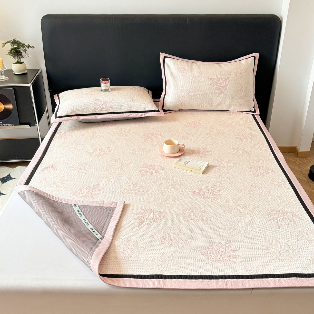 91家纺网 家纺一手货源 找家纺 雅居纺家纺 2026新款A类加厚三明治底黑边PE凉感席 枫叶-粉