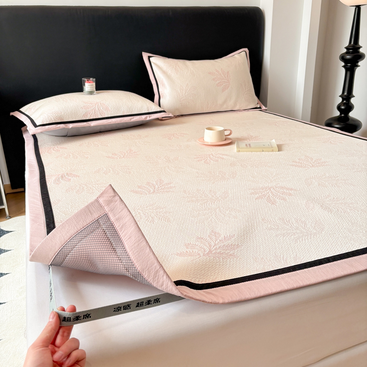 91家纺网 家纺一手货源 找家纺 雅居纺家纺 2026新款A类加厚三明治底黑边PE凉感席 枫叶-粉