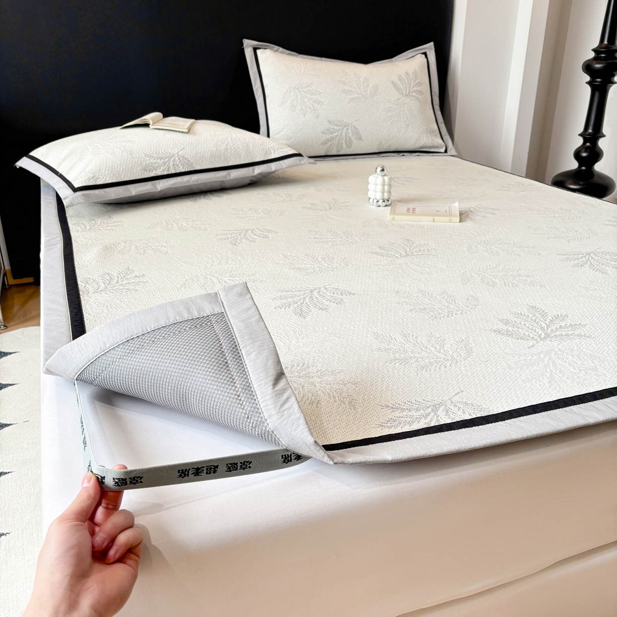 91家纺网 家纺一手货源 找家纺 雅居纺家纺 2026新款A类加厚三明治底黑边PE凉感席 枫叶-灰