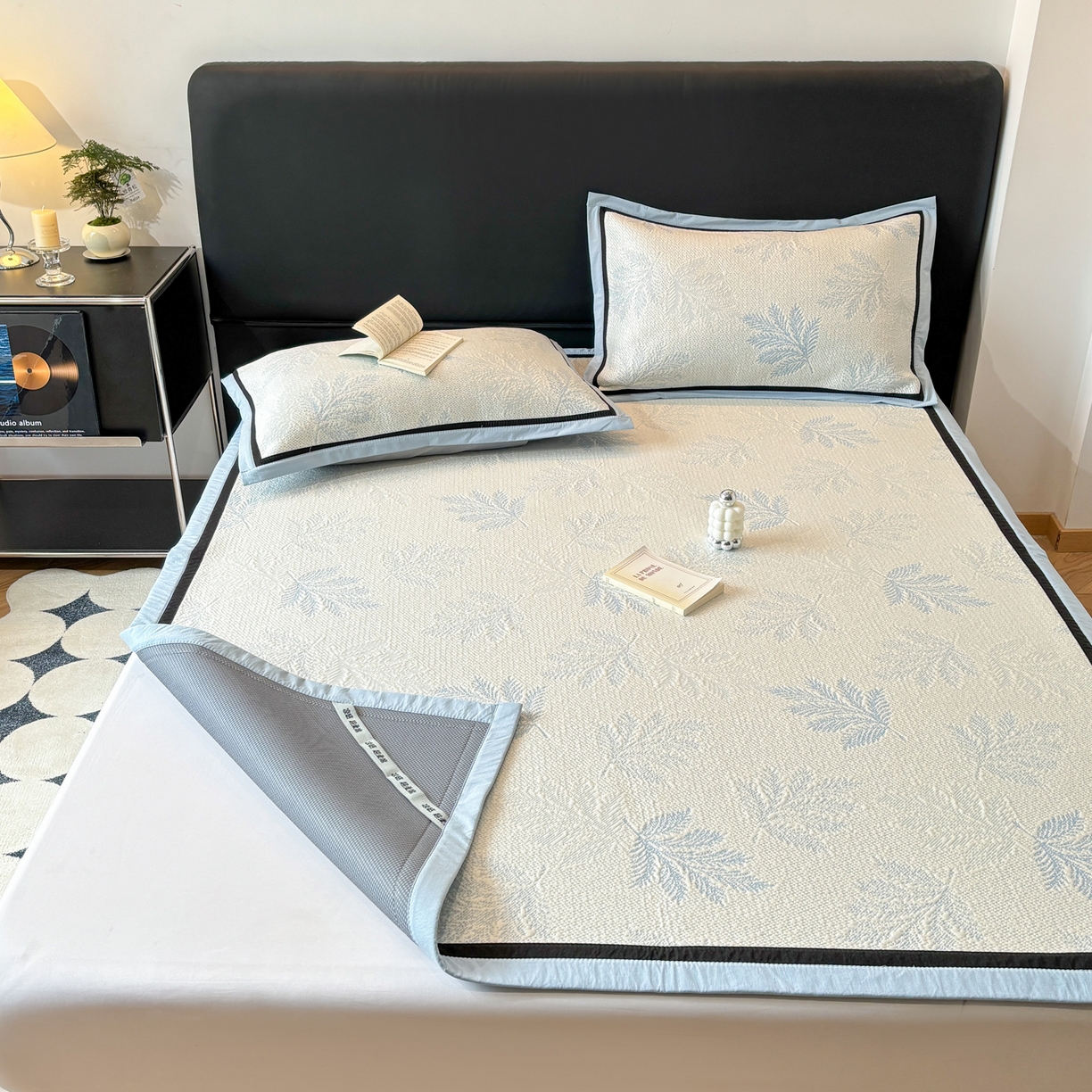 91家纺网 家纺一手货源 找家纺 雅居纺家纺 2026新款A类加厚三明治底黑边PE凉感席 枫叶-蓝