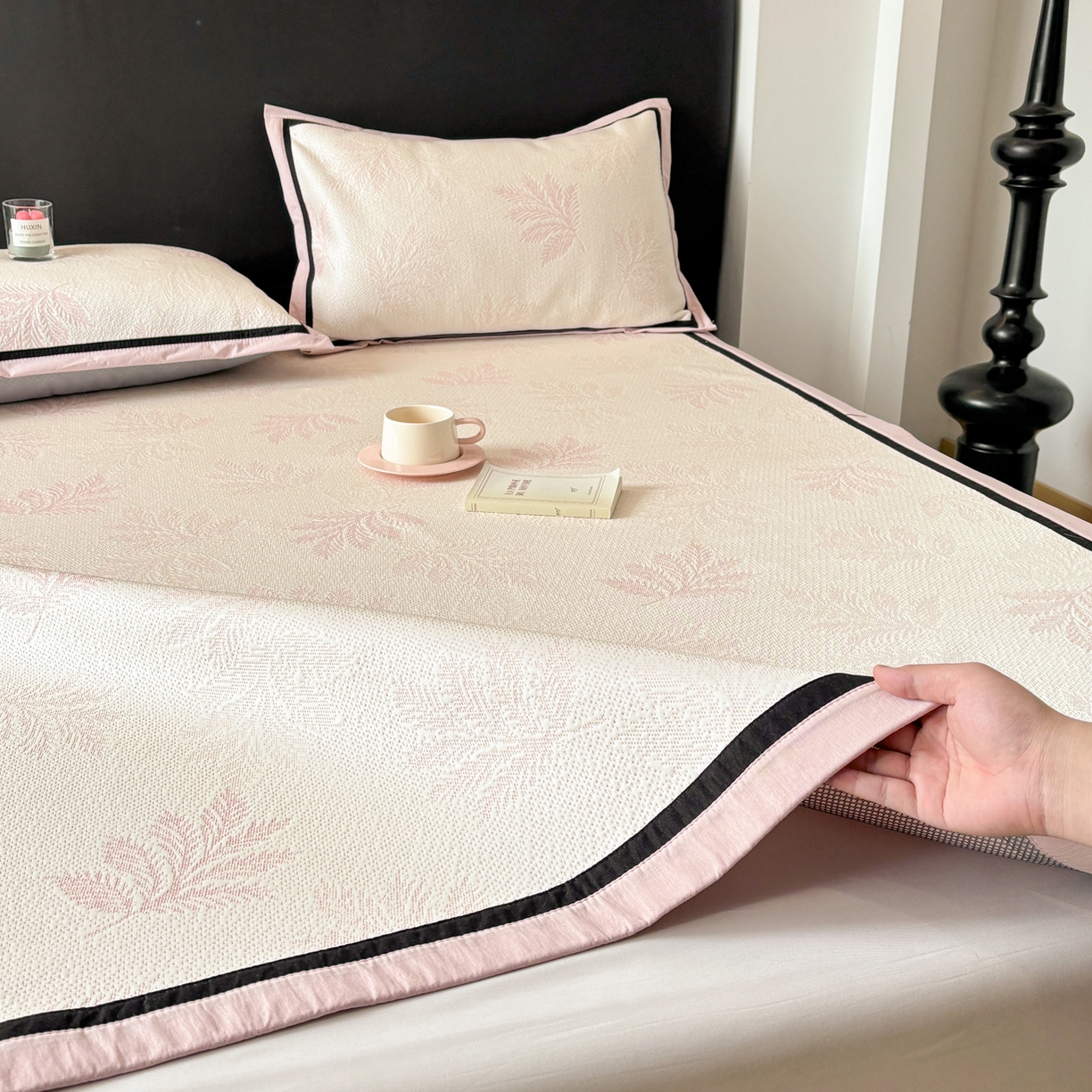 91家纺网 家纺一手货源 找家纺 雅居纺家纺 2026新款A类加厚三明治底黑边PE凉感席 枫叶-粉