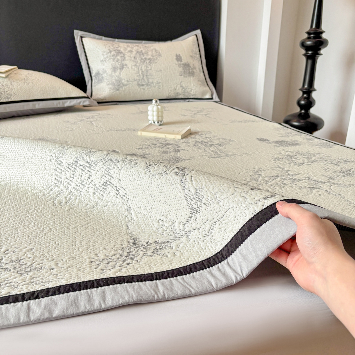 91家纺网 家纺一手货源 找家纺 雅居纺家纺 2026新款A类加厚三明治底黑边PE凉感席 梦影-灰