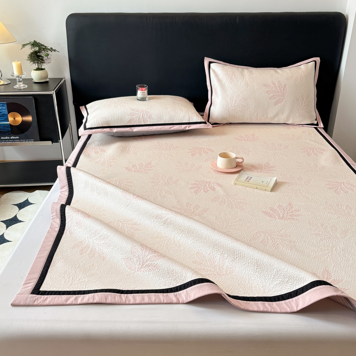 91家纺网 家纺一手货源 找家纺 雅居纺家纺 2026新款A类加厚三明治底黑边PE凉感席 枫叶-粉