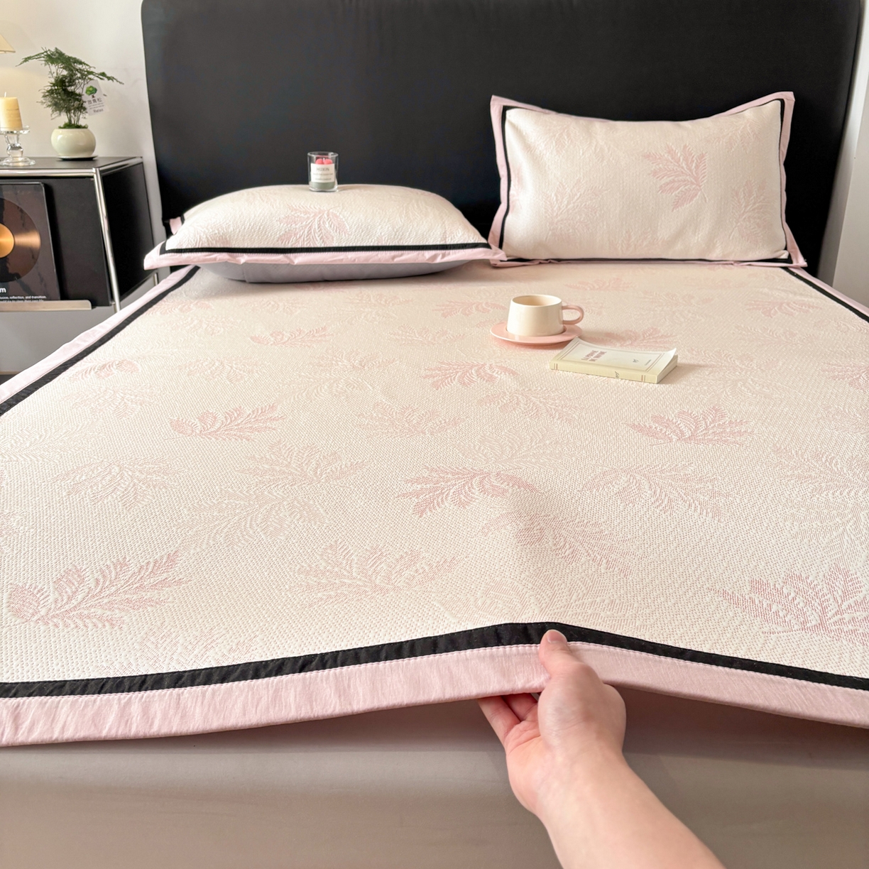 91家纺网 家纺一手货源 找家纺 雅居纺家纺 2026新款A类加厚三明治底黑边PE凉感席 枫叶-粉