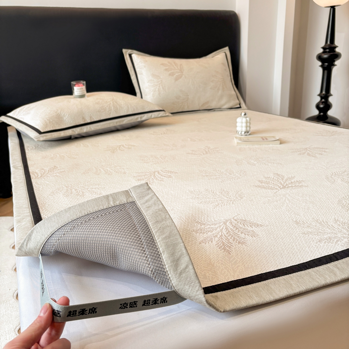 91家纺网 家纺一手货源 找家纺 雅居纺家纺 2026新款A类加厚三明治底黑边PE凉感席 枫叶-卡其