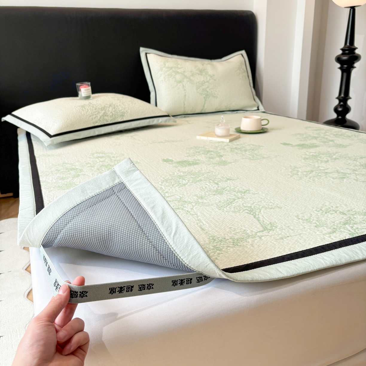 91家纺网 家纺一手货源 找家纺 雅居纺家纺 2026新款A类加厚三明治底黑边PE凉感席 梦影-绿