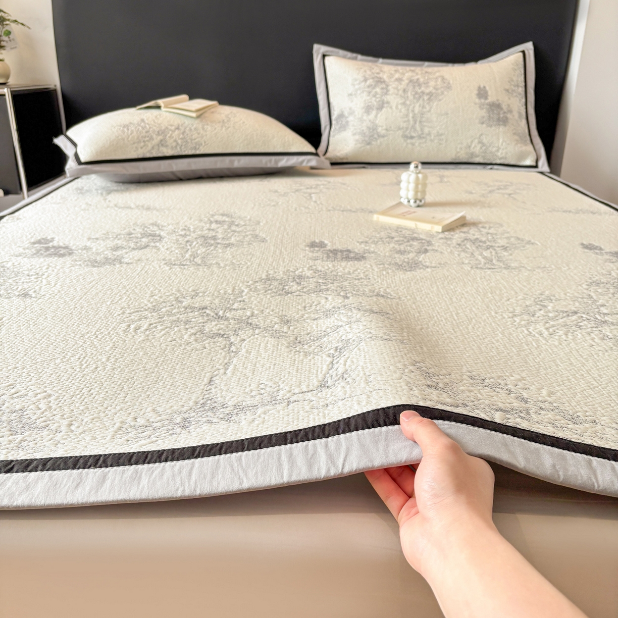 91家纺网 家纺一手货源 找家纺 雅居纺家纺 2026新款A类加厚三明治底黑边PE凉感席 梦影-灰