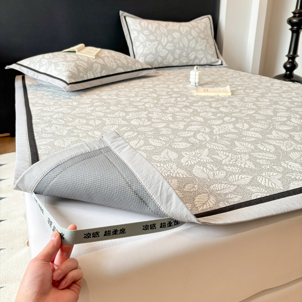 91家纺网 家纺一手货源 找家纺 雅居纺家纺 2026新款A类加厚三明治底黑边PE凉感席 叶韵-灰