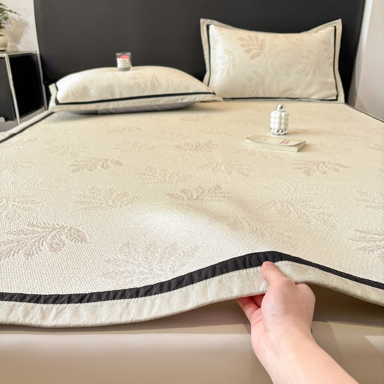 91家纺网 家纺一手货源 找家纺 雅居纺家纺 2026新款A类加厚三明治底黑边PE凉感席 枫叶-卡其