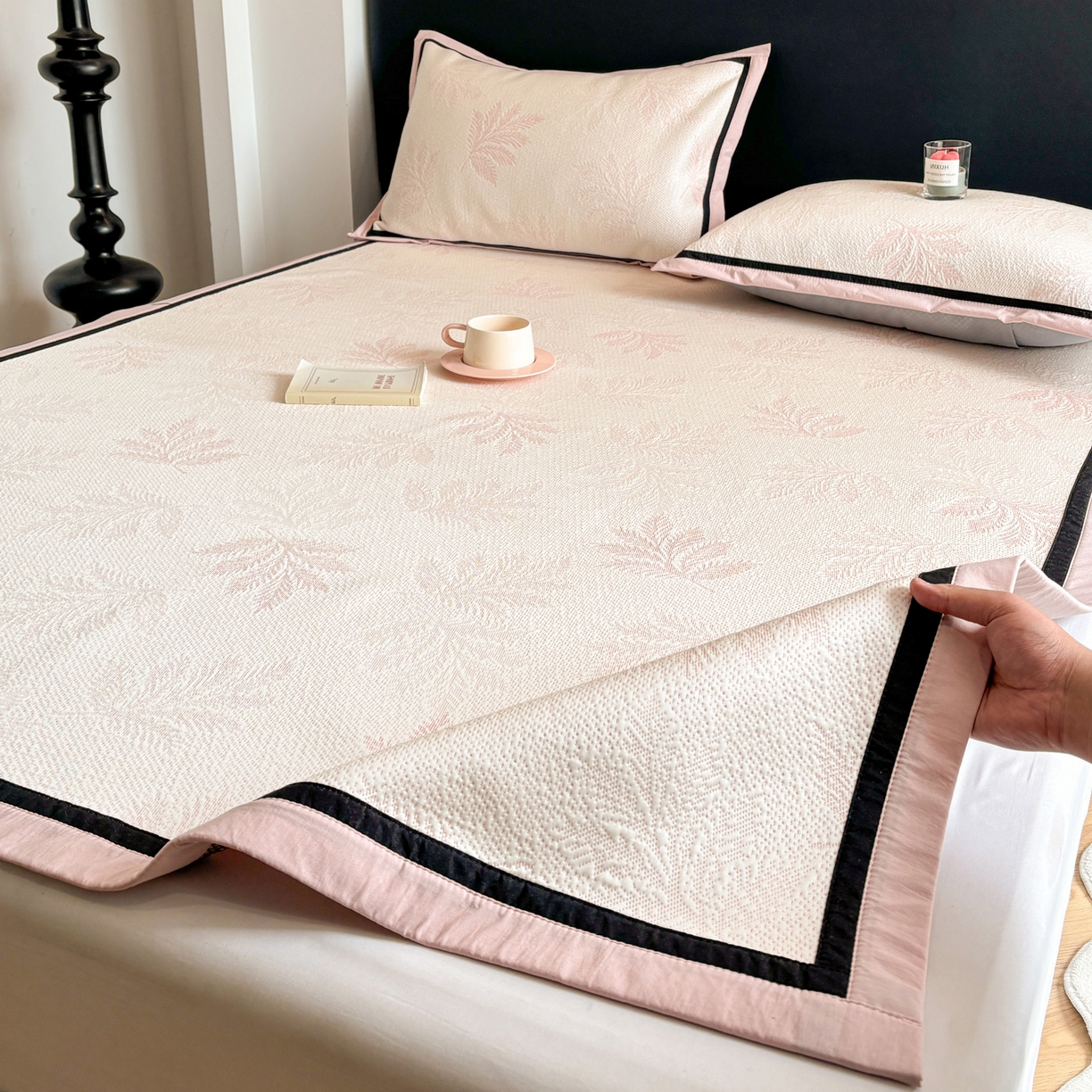 91家纺网 家纺一手货源 找家纺 雅居纺家纺 2026新款A类加厚三明治底黑边PE凉感席 枫叶-粉