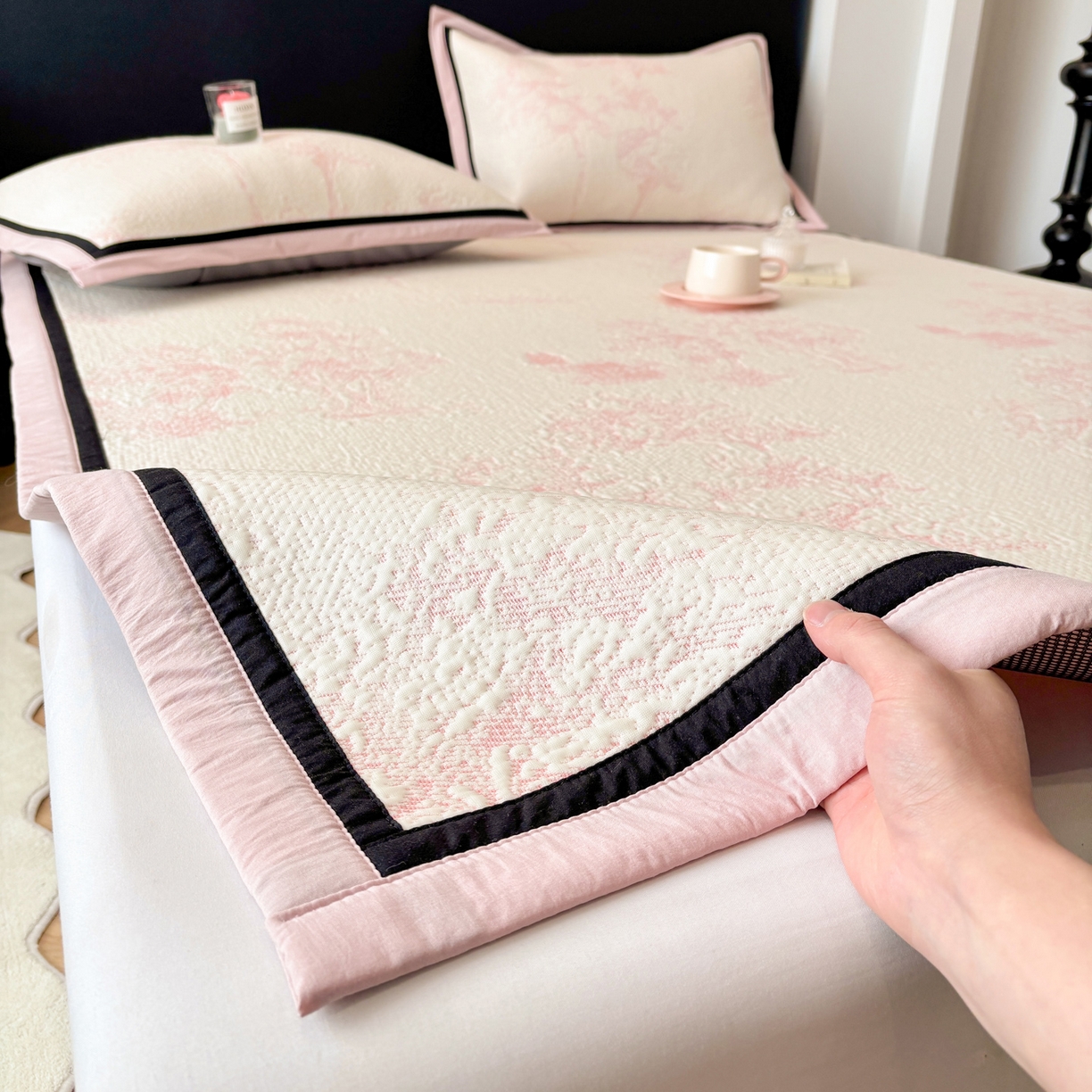 91家纺网 家纺一手货源 找家纺 雅居纺家纺 2026新款A类加厚三明治底黑边PE凉感席 梦影-粉