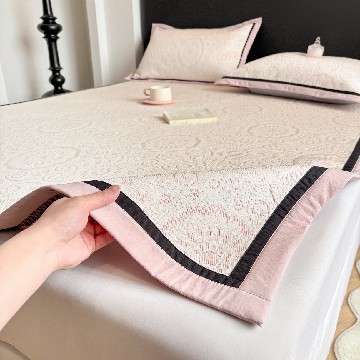 91家纺网 家纺一手货源 找家纺 雅居纺家纺 2026新款A类加厚三明治底黑边PE凉感席 圆舞-粉