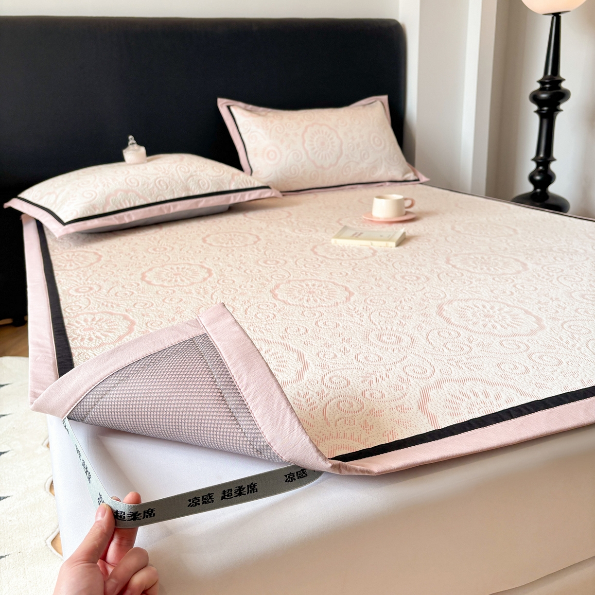 91家纺网 家纺一手货源 找家纺 雅居纺家纺 2026新款A类加厚三明治底黑边PE凉感席 圆舞-粉