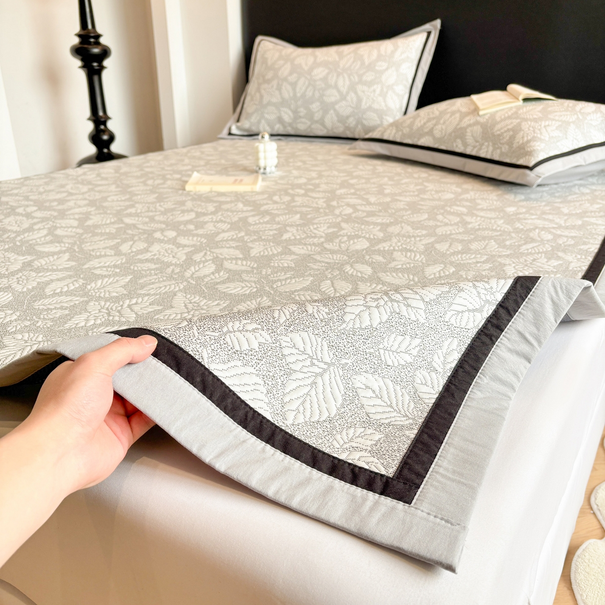 91家纺网 家纺一手货源 找家纺 雅居纺家纺 2026新款A类加厚三明治底黑边PE凉感席 叶韵-灰