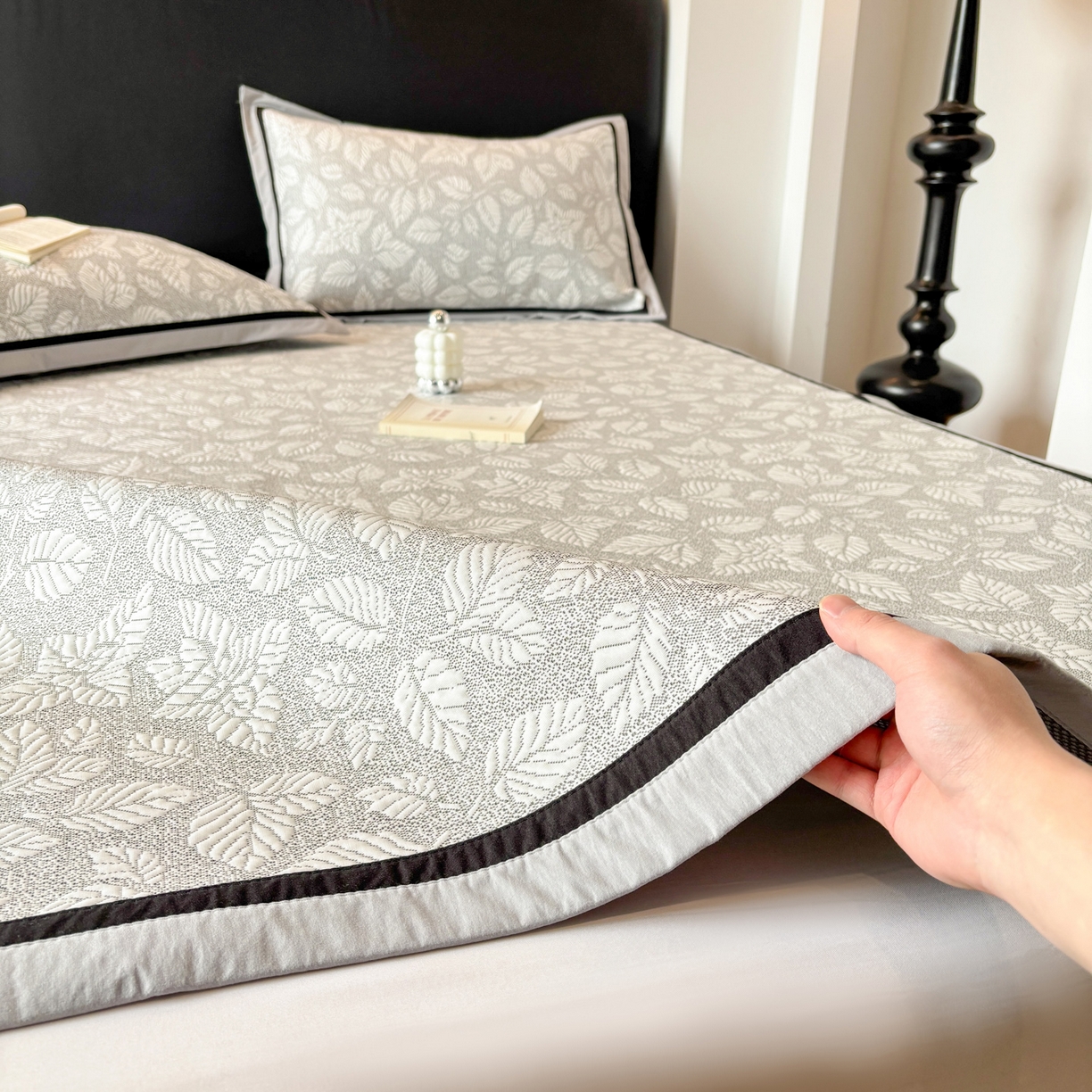 91家纺网 家纺一手货源 找家纺 雅居纺家纺 2026新款A类加厚三明治底黑边PE凉感席 叶韵-灰