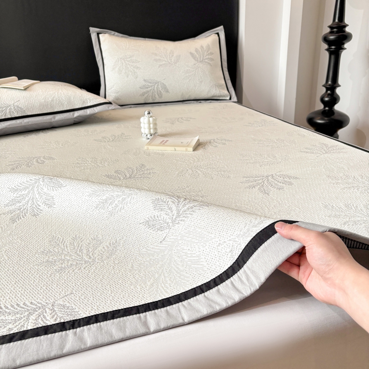 91家纺网 家纺一手货源 找家纺 雅居纺家纺 2026新款A类加厚三明治底黑边PE凉感席 枫叶-灰