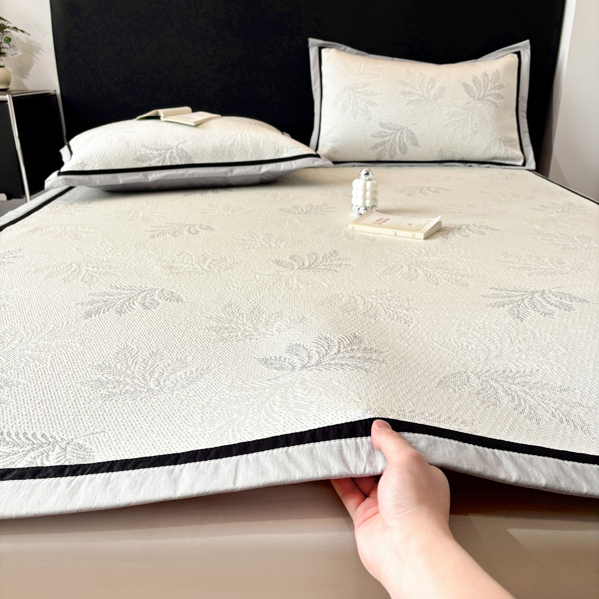 91家纺网 家纺一手货源 找家纺 雅居纺家纺 2026新款A类加厚三明治底黑边PE凉感席 枫叶-灰