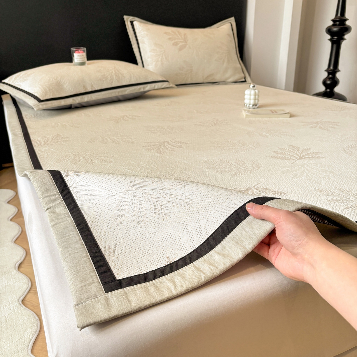 91家纺网 家纺一手货源 找家纺 雅居纺家纺 2026新款A类加厚三明治底黑边PE凉感席 枫叶-卡其