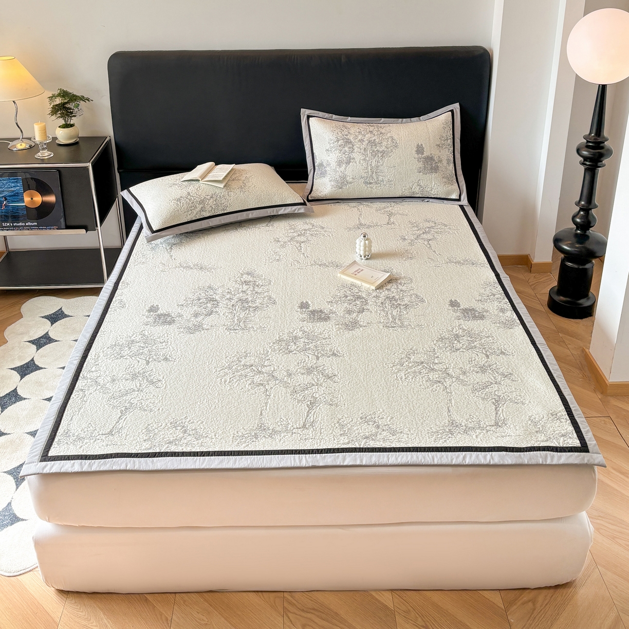 91家纺网 家纺一手货源 找家纺 雅居纺家纺 2026新款A类加厚三明治底黑边PE凉感席 梦影-灰