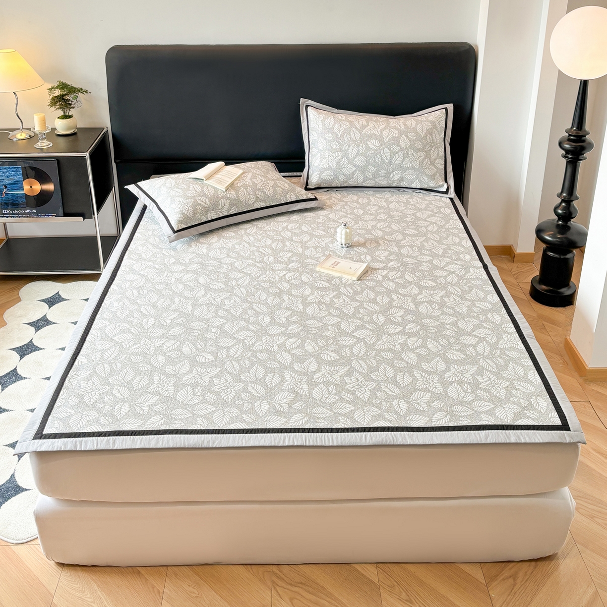 91家纺网 家纺一手货源 找家纺 雅居纺家纺 2026新款A类加厚三明治底黑边PE凉感席 叶韵-灰