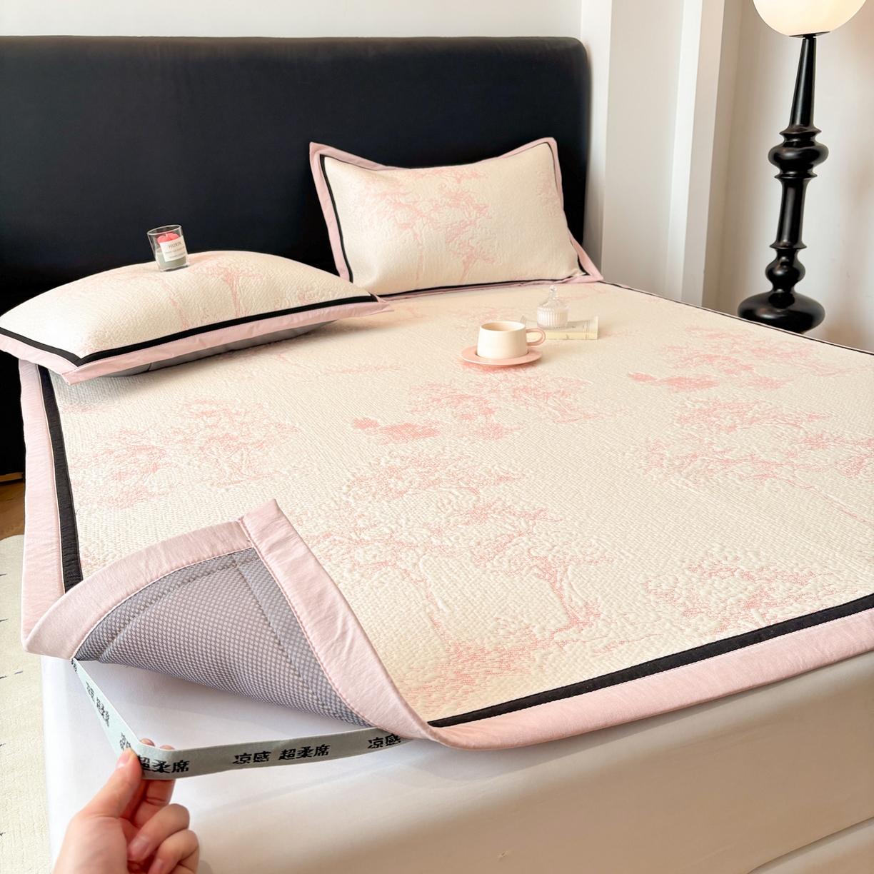 91家纺网 家纺一手货源 找家纺 雅居纺家纺 2026新款A类加厚三明治底黑边PE凉感席 梦影-粉