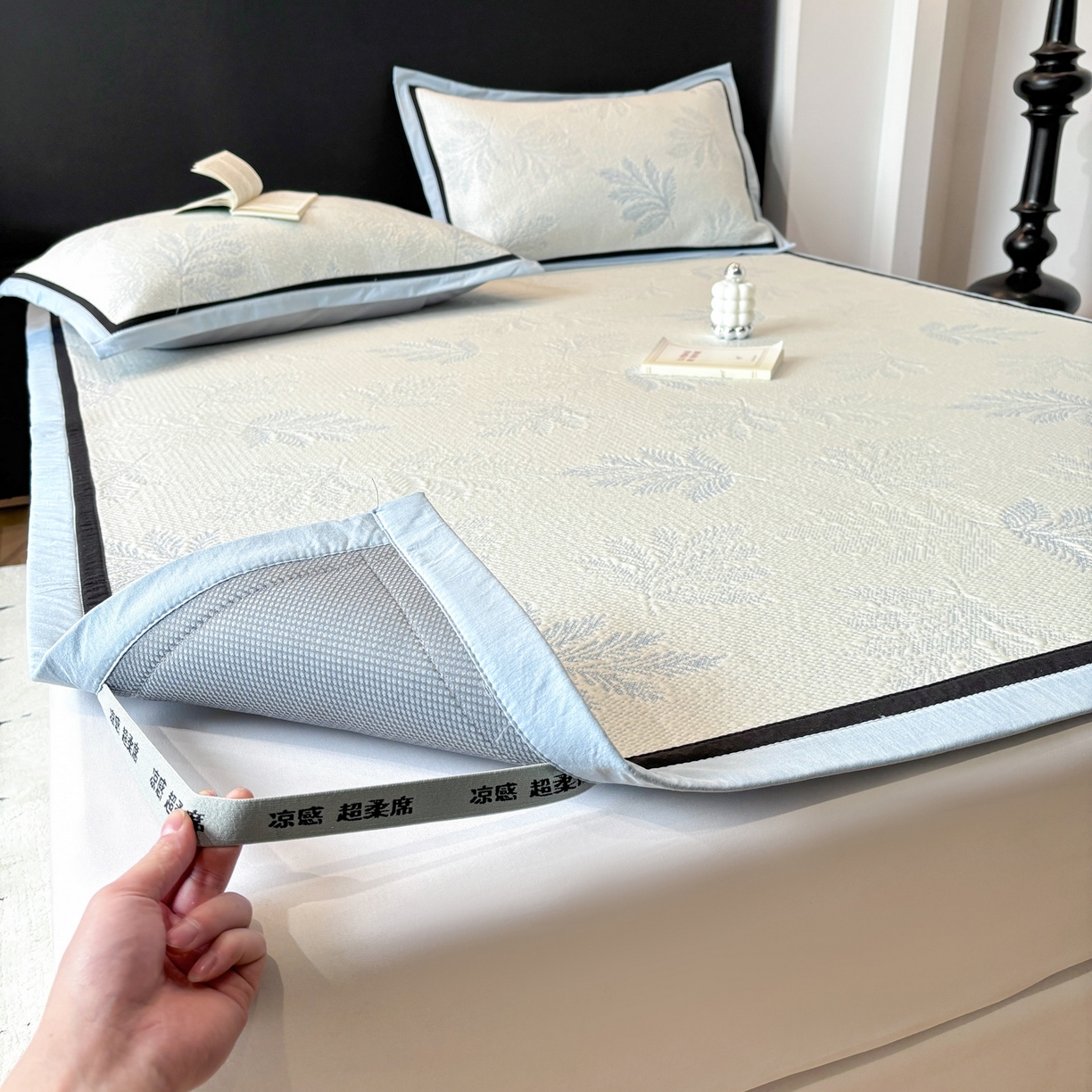 91家纺网 家纺一手货源 找家纺 雅居纺家纺 2026新款A类加厚三明治底黑边PE凉感席 枫叶-蓝