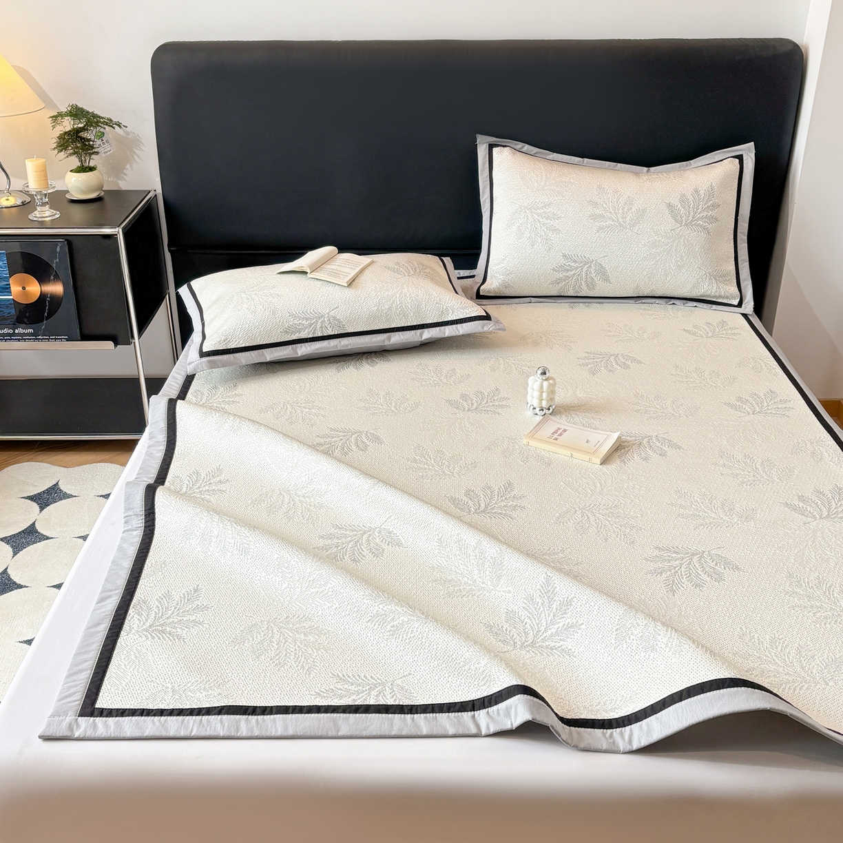 91家纺网 家纺一手货源 找家纺 雅居纺家纺 2026新款A类加厚三明治底黑边PE凉感席 枫叶-灰