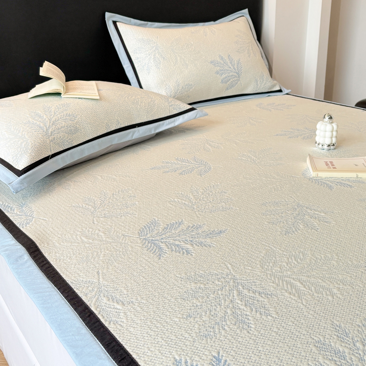 91家纺网 家纺一手货源 找家纺 雅居纺家纺 2026新款A类加厚三明治底黑边PE凉感席 枫叶-蓝