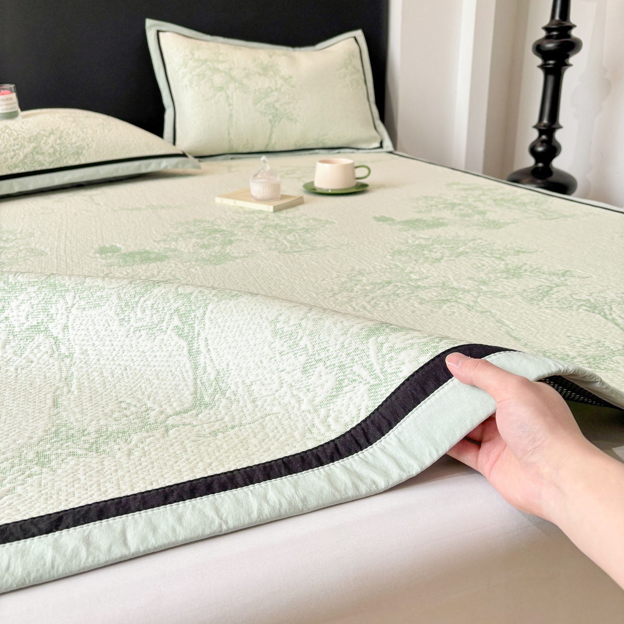 91家纺网 家纺一手货源 找家纺 雅居纺家纺 2026新款A类加厚三明治底黑边PE凉感席 梦影-绿