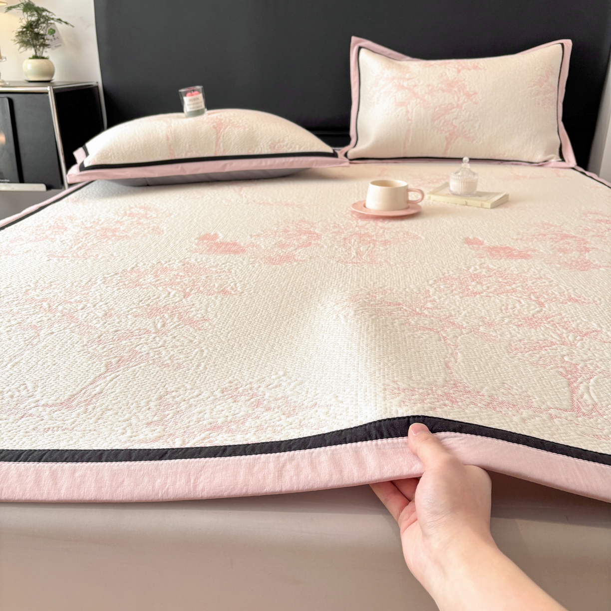 91家纺网 家纺一手货源 找家纺 雅居纺家纺 2026新款A类加厚三明治底黑边PE凉感席 梦影-粉