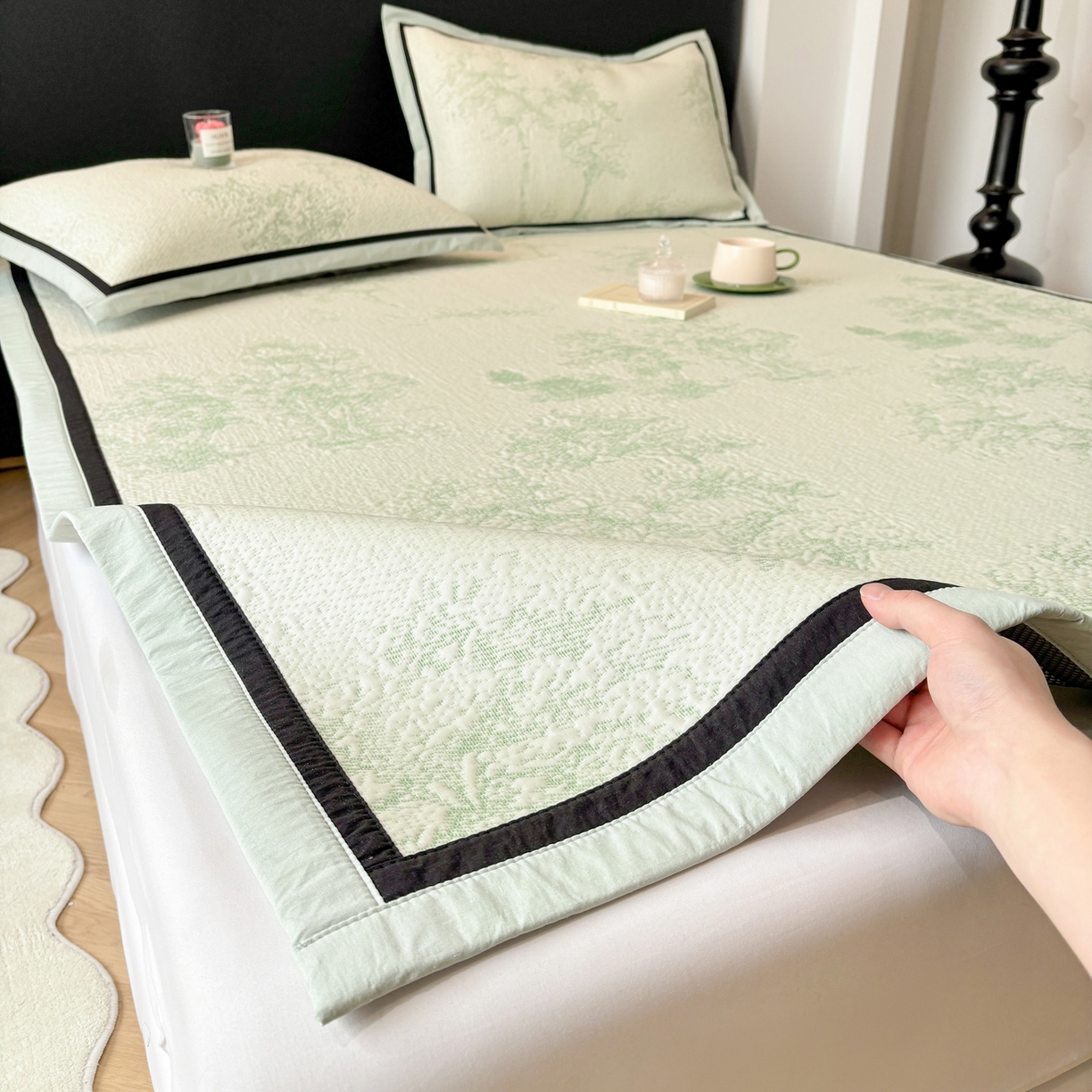 91家纺网 家纺一手货源 找家纺 雅居纺家纺 2026新款A类加厚三明治底黑边PE凉感席 梦影-绿