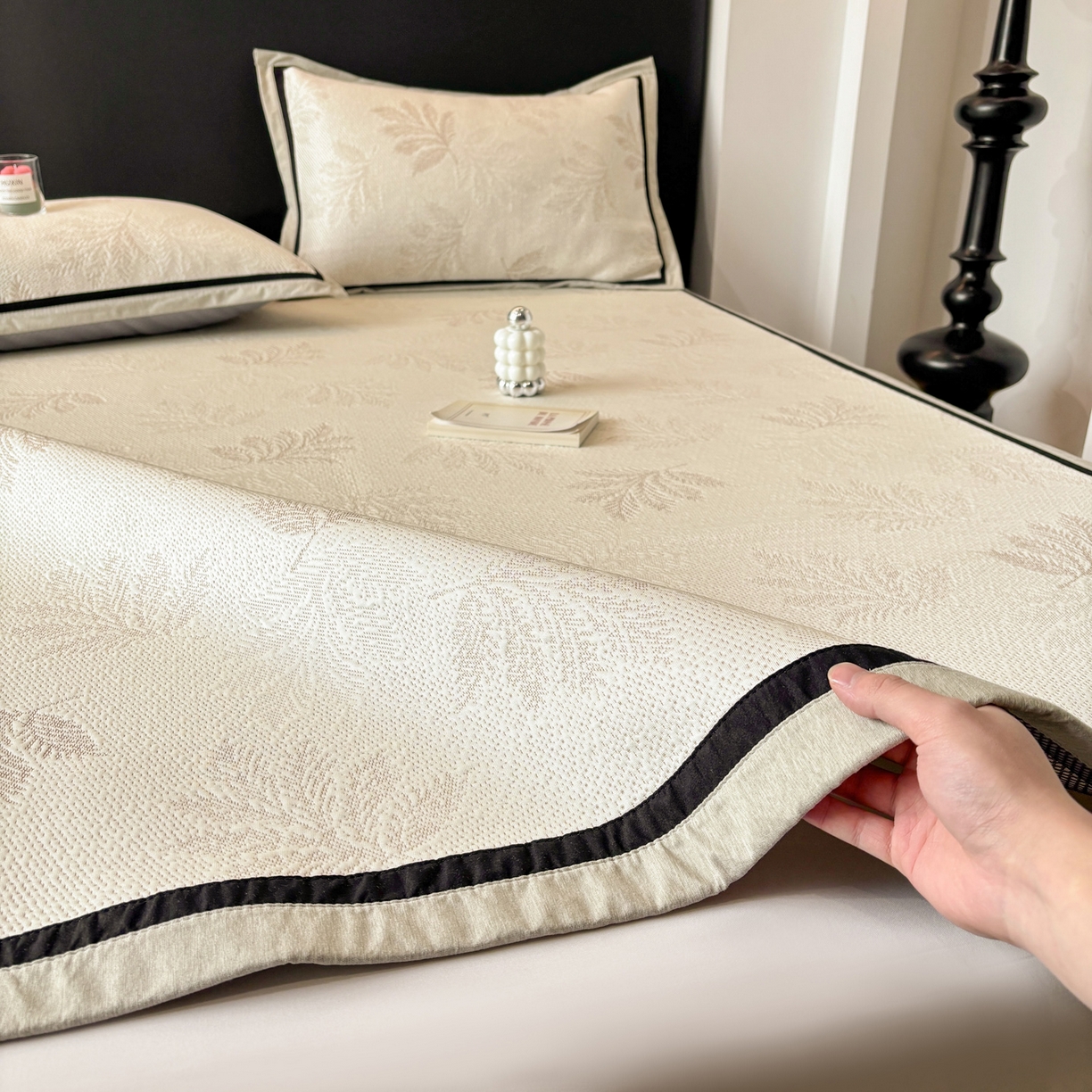 91家纺网 家纺一手货源 找家纺 雅居纺家纺 2026新款A类加厚三明治底黑边PE凉感席 枫叶-卡其