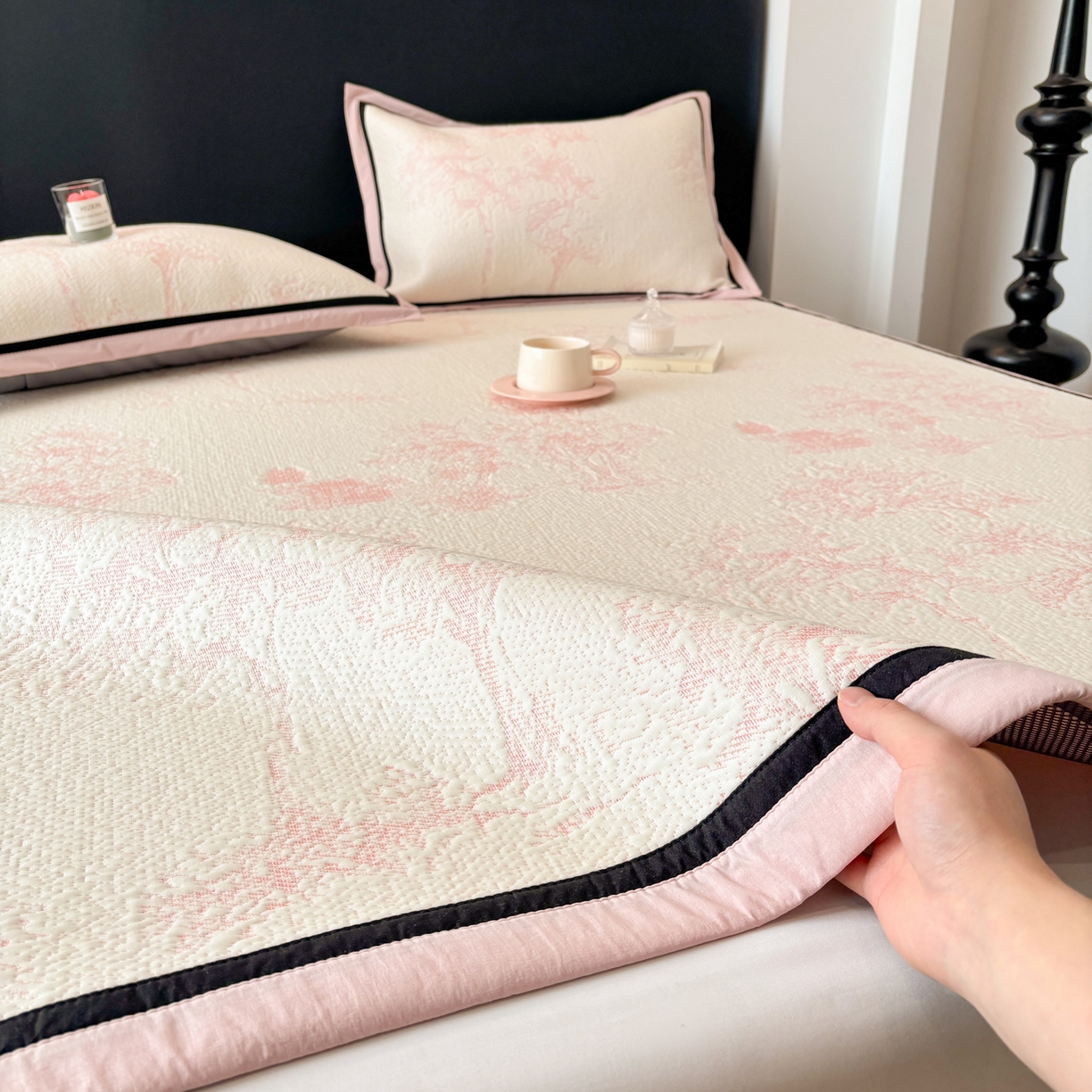 91家纺网 家纺一手货源 找家纺 雅居纺家纺 2026新款A类加厚三明治底黑边PE凉感席 梦影-粉