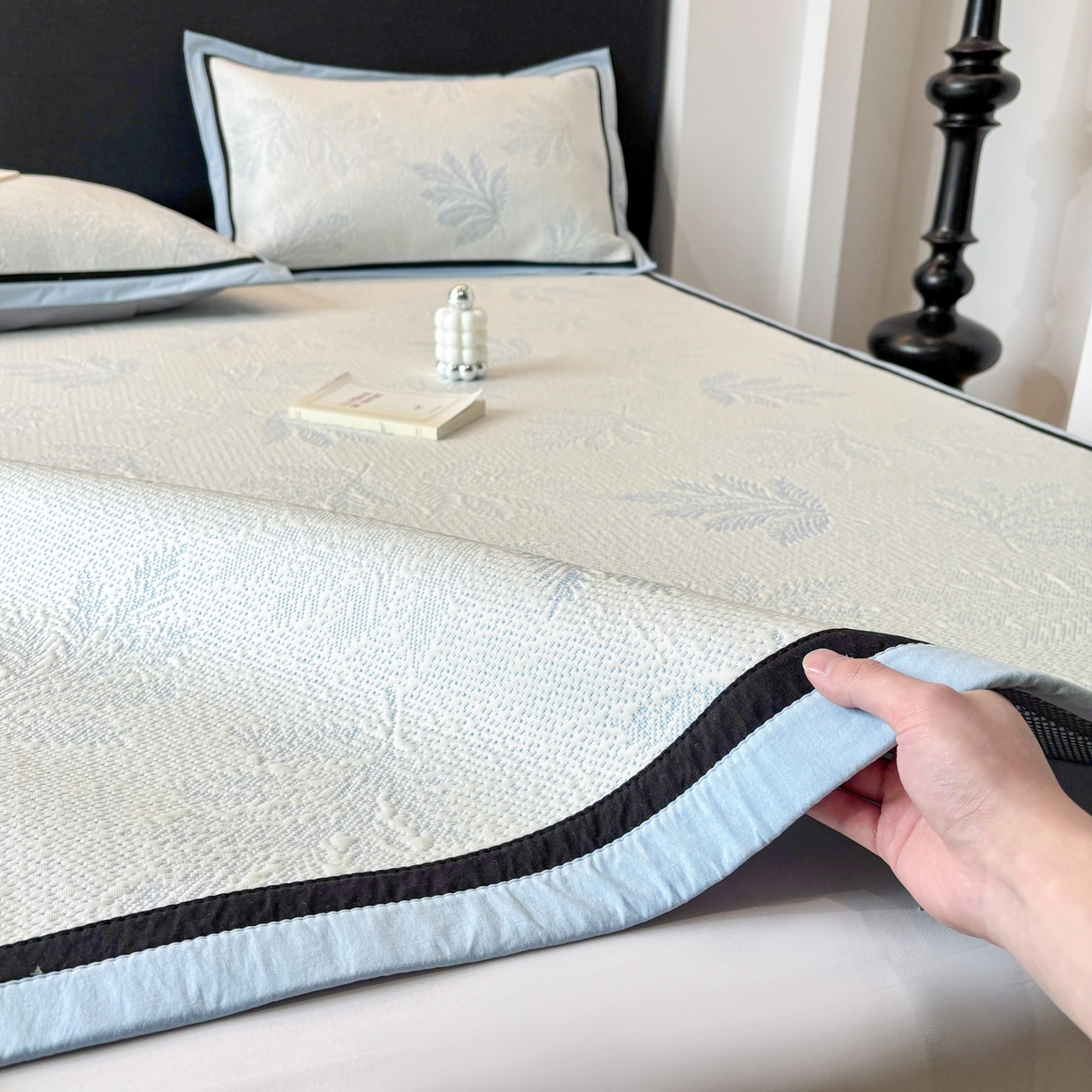 91家纺网 家纺一手货源 找家纺 雅居纺家纺 2026新款A类加厚三明治底黑边PE凉感席 枫叶-蓝