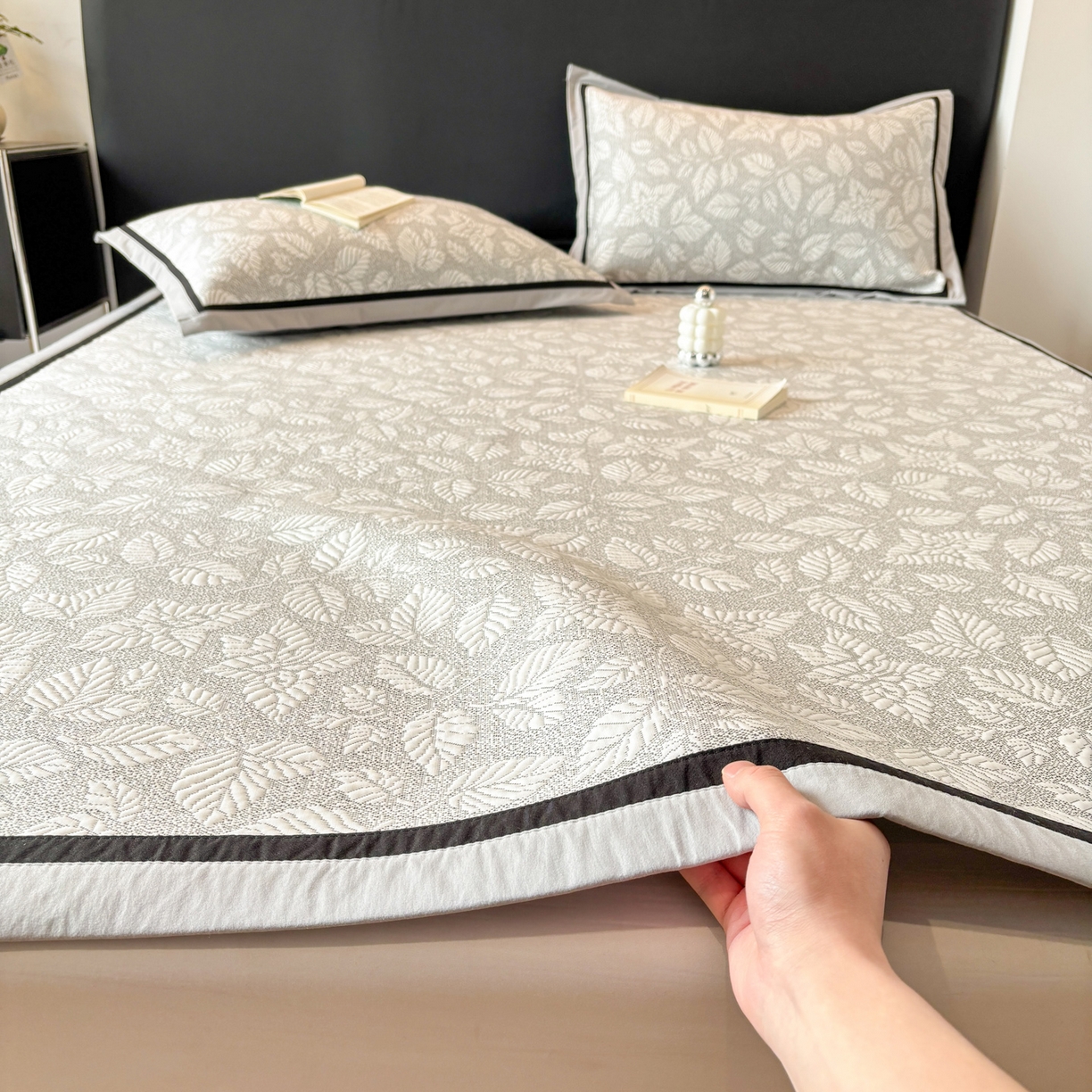 91家纺网 家纺一手货源 找家纺 雅居纺家纺 2026新款A类加厚三明治底黑边PE凉感席 叶韵-灰