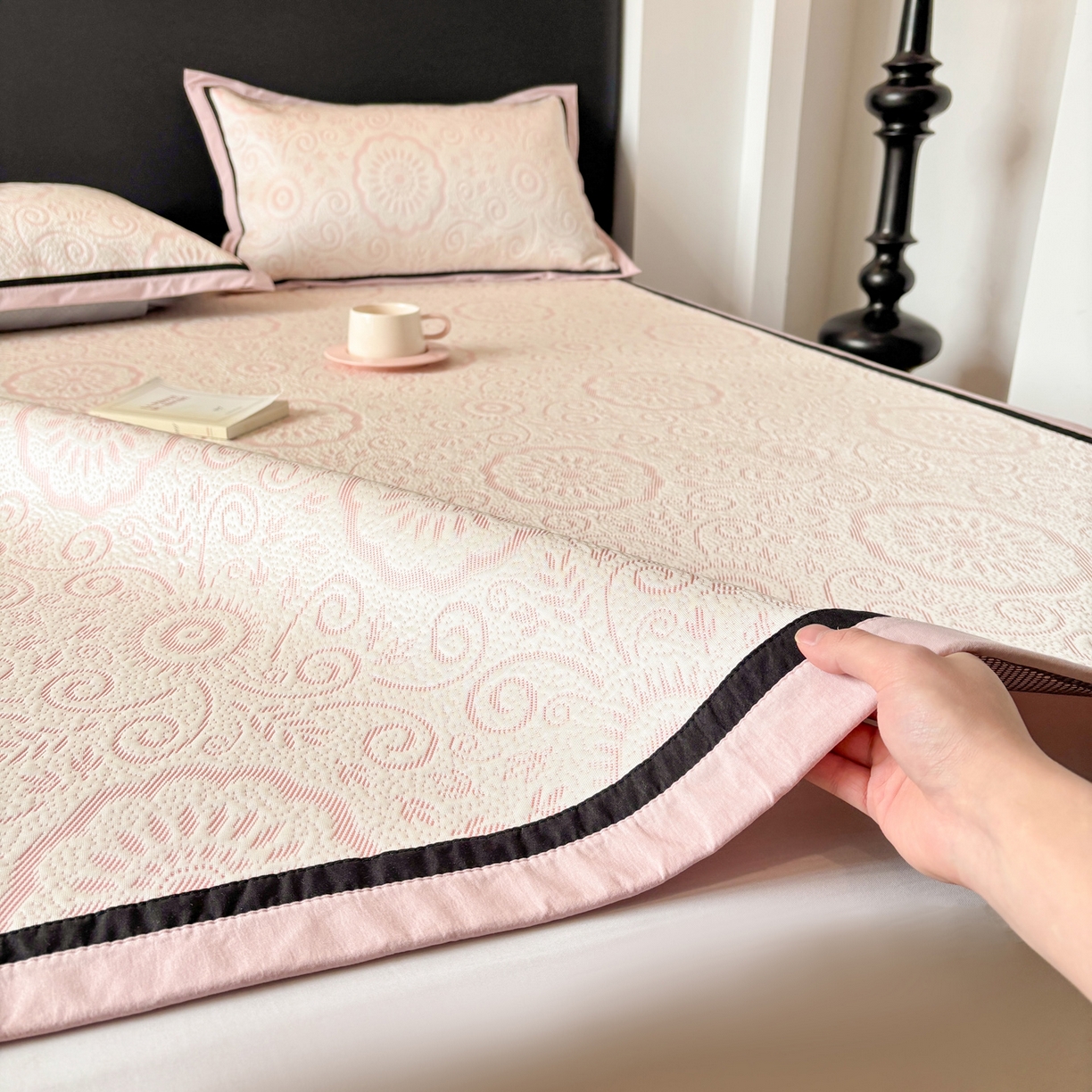 91家纺网 家纺一手货源 找家纺 雅居纺家纺 2026新款A类加厚三明治底黑边PE凉感席 圆舞-粉